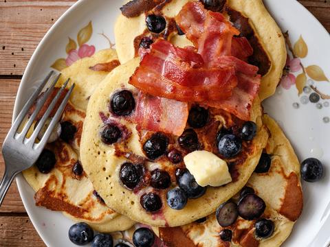 Pancakes met blauwe bessen, spek en gezouten boter