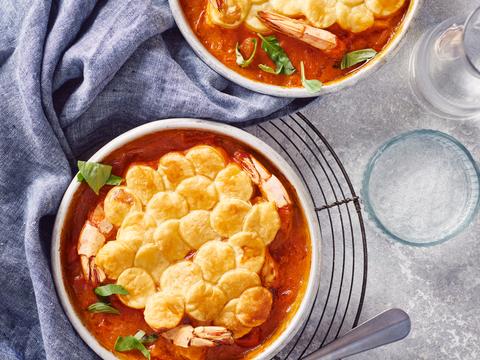 Zalm-scampipannetje met bladerdeegkorst