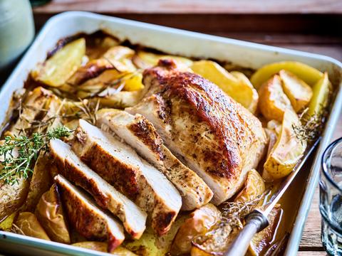 Kalkoengebraad met gestoofde appelen en aardappelwedges
