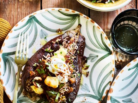 Gepofte aubergine met notenrijst en krokante halloumi