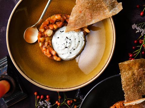 Frisse yoghurt-vanillecrème met gebakken appeltjes en filodeegwafeltjes