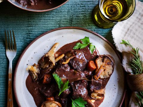 Hertenstoverij met peperkoek en rodebessengelei