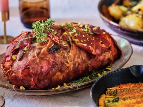 Luxe gehaktbrood met pistaches en mosterdsaus