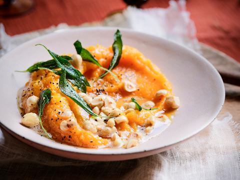 Pompoenpuree met geroosterde hazelnoten