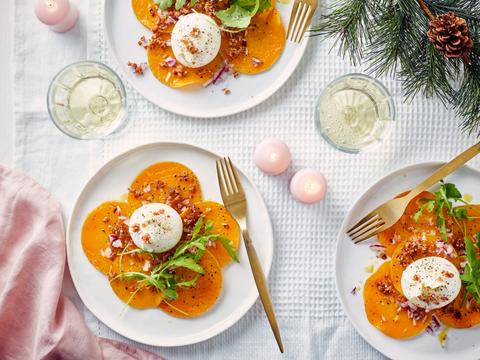 Pompoen-carpaccio met burrata en pancettacrumble