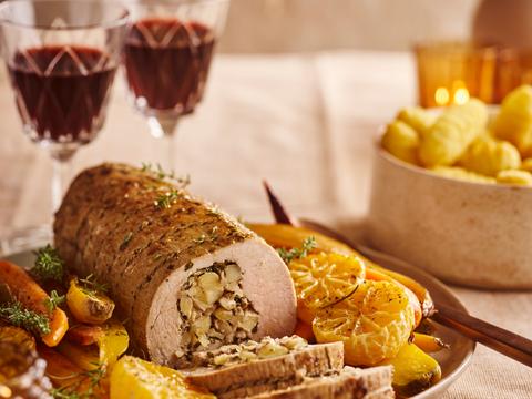 Kalfsrollade met gekleurde wortelen, mandarijn en kroketjes
