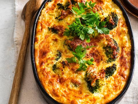 Broccolischotel met aardappel-knolselderpuree en oude kaas