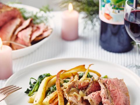 Rosbief met uiensaus, spinazie en gebakken pastinaak 