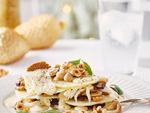 Open lasagne van knolselder, paddenstoelen en hazelnoten