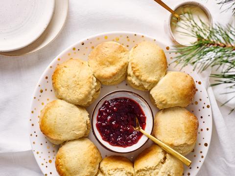 Krans van scones met zure room en veenbessenconfituur