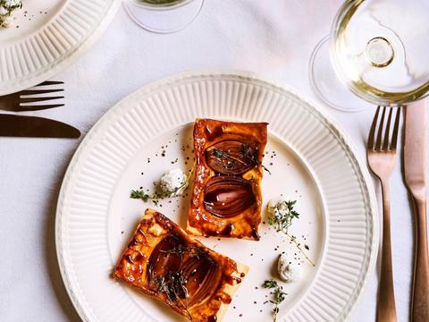 Tarte tatin van sjalot met Achelse blauwe