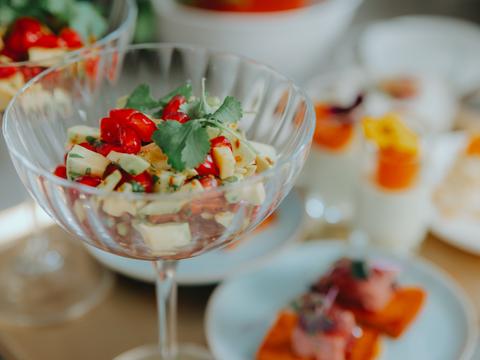Hapje van rundstartaar met avocado en granaatappel