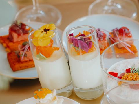 Erwtjes-parmezaan panna cotta met gerookte zalm en eetbare bloemen - Recept media