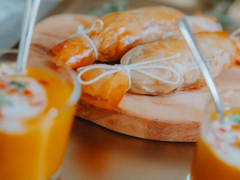 Filodeegcrackers gevuld met appel en gehakt