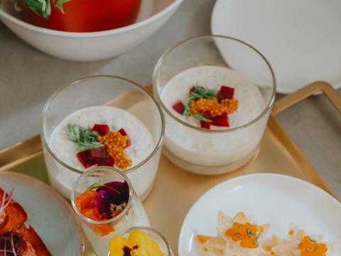 Glaasjes met rilette van gerookte forel met rode biet en gepoft mosterdzaad