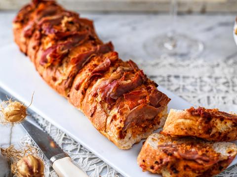 Stokbrood met ham en rode pesto