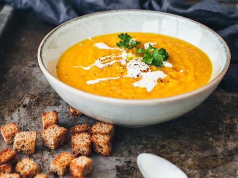 Velouté de patates douces, feta, croûtons à l'ail