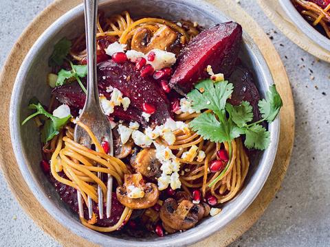 Pasta met geitenkaas, rode biet en balsamicoazijn