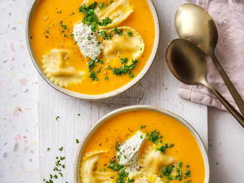 Maaltijdsoep met aardappel, wortel en ravioli