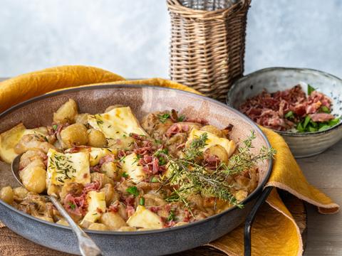 Gnocchi met gekaramelliseerde ui, pancetta en brie