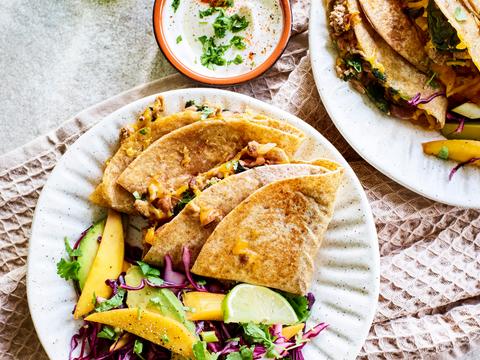 Volkorenquesadilla’s met mango-avocadoslaatje