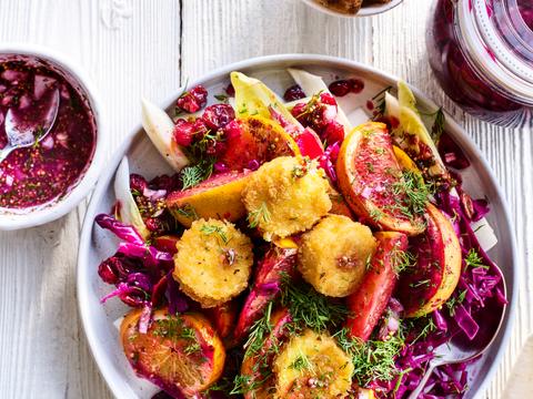 Salade met geitenkaas, rodekool en geroosterd citrusfruit