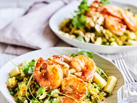Gebakken gele rijst met verse ananas, boerenkool en scampi’s