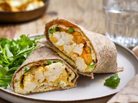 Wraps met een kruidige omelet, geroosterde bloemkool en pompoenhummus