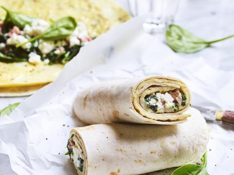 Ontbijtburrito met ham, ei en spinazie