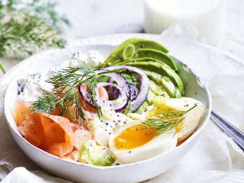 Cottagecheesebowl met gerookte zalm en avocado