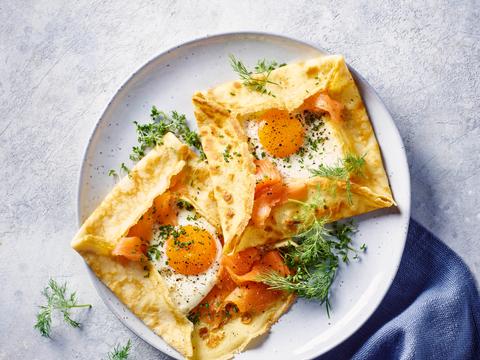 Gevulde crêpe met ei en gerookte zalm