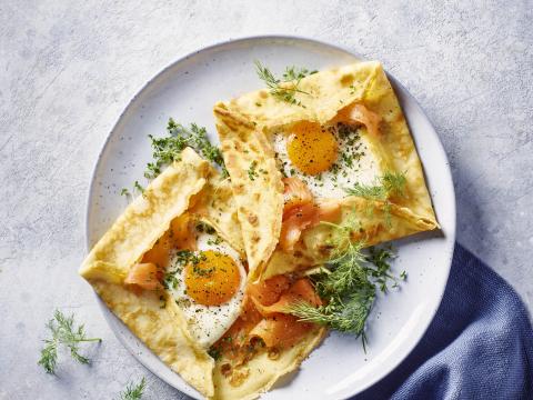 Gevulde crêpe met ei en gerookte zalm