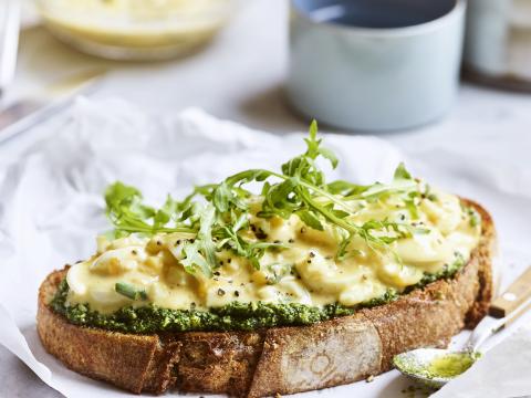 Toast met pesto en eiersla