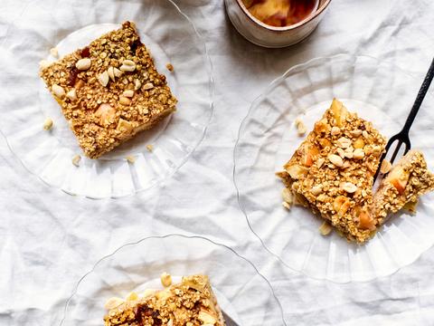 Baked oats met appel, dadel en pinda’s
