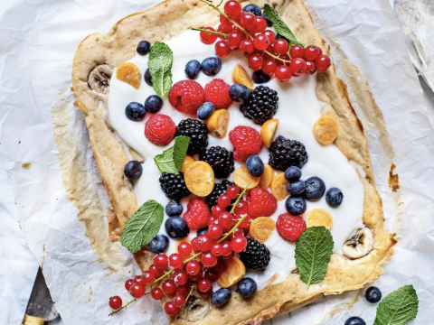 Traybake-bananen­pannenkoek met yoghurt en fruit