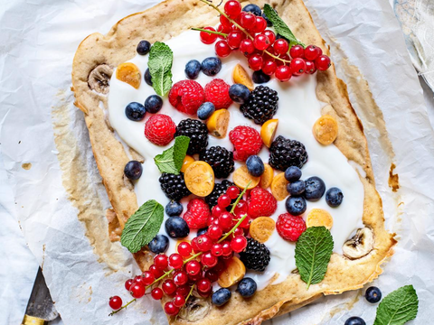 Traybake-bananen­pannenkoek met yoghurt en fruit[