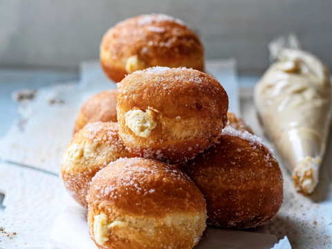 Briochedonuts met vanille­creme