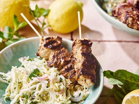 Koolsalade met varkenshaasspiesjes