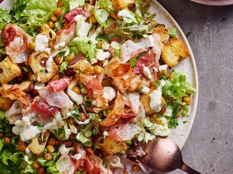 Winterse caesarsalade met spruitjes en pancetta