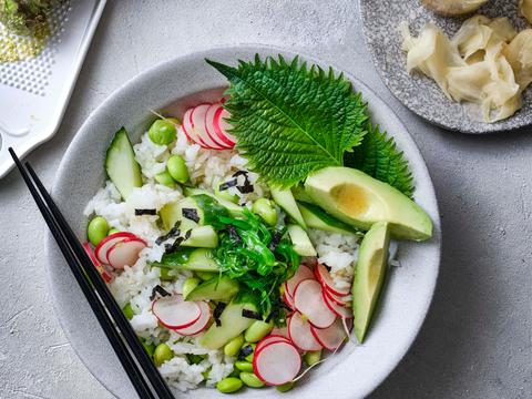 Japanse rijstsalade met wasabidressing