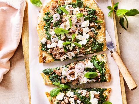 Pinsa met gehakt, spinazie en feta