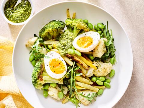 Warme groentesalade met ei
