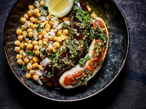 Pensen met groene Portugese salsa