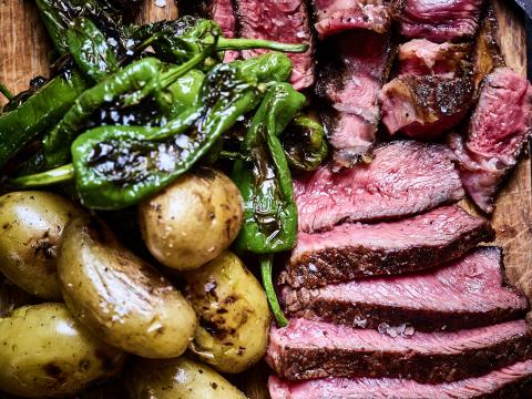 Côte à l’os op de barbecue met gebakken aardappeltjes en padrónpepertjes