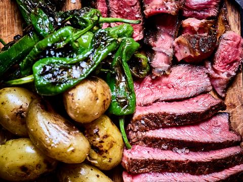 Côte à l’os op de barbecue met gebakken aardappeltjes en padrónpepertjes