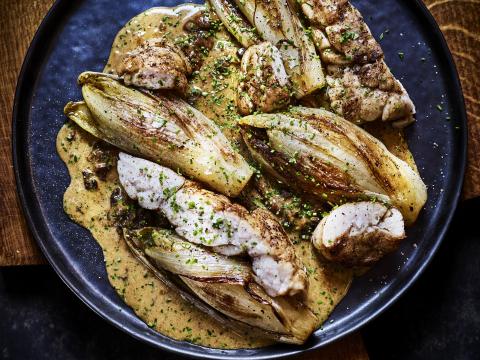 Witloof met kalfszwezeriken en champignonsaus