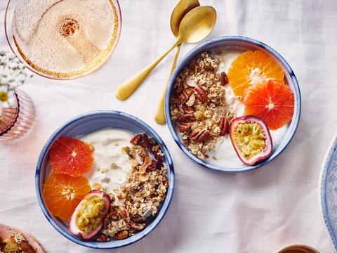 Yoghurtbowl met granola en fruit