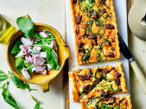 Quiche met lamsgehakt en koolrabi _ radijsslaatje met munt
