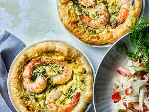Miniquiches met scampi’s, prei, zure room en dille _ een salade van tomaat en venkel