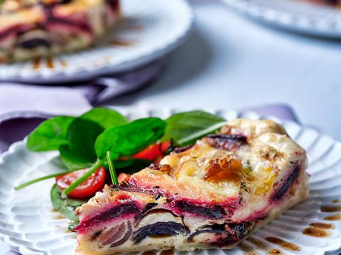 Quiche met rode biet, Belgische pittige kaas en boerenham _ Een salade van spinazie en kerstomaten 